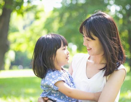 見つめ合う母と子 見つめ合う母と子の写真