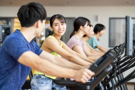 ジムでトレーニングする若い女性 ジム,女性,トレーニングの写真素材