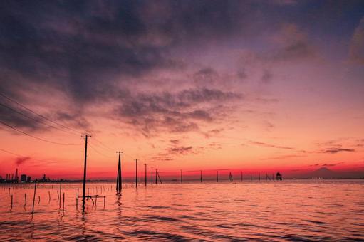 海中電柱 海中電柱,久津間海岸,夕陽の写真素材