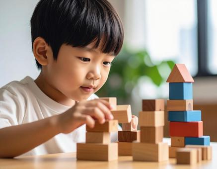 積み木で遊ぶ男の子 積み木で遊ぶ男の子の写真
