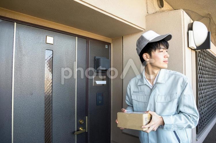 配達　マンション　不在 男性,日本人,配達の写真素材