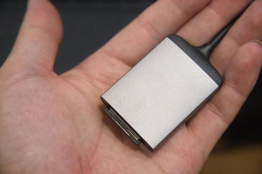 手のひらに乗せたSDカードリーダー 手のひらに乗せたSDカードリーダー sdカード,sdカードリーダー,メモリーカードの写真素材