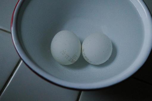 ゆで卵を冷やす ゆで卵を冷やす,卵,ゆで卵の写真素材