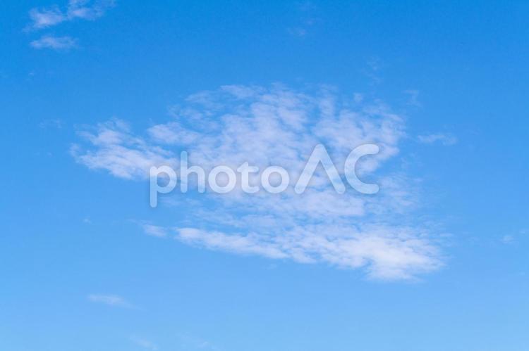 南青山2丁目の青空にぽっかりと浮かぶ雲 青空,雲,夏の写真素材