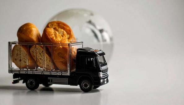 食料問題　透明な地球とパンとトラックの写真