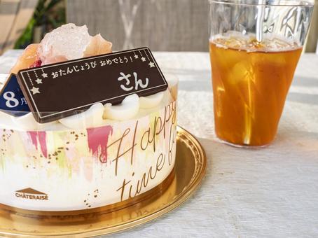 夏の午後のバースデーケーキ 夏の午後のバースデーケーキ 誕生日,デザート,スイーツの写真素材