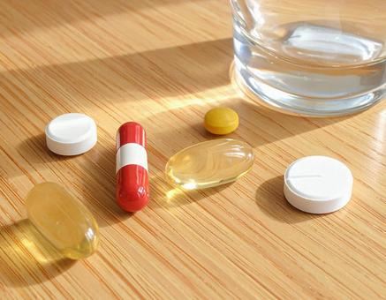 テーブルに並べられた薬の錠剤 テーブルに並べられた薬の錠剤の写真