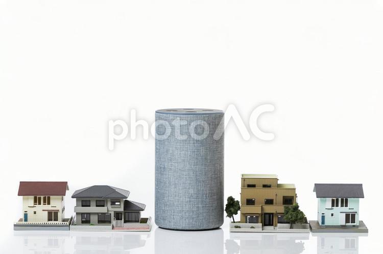 スマートスピーカーとミニチュアの住宅 スマート,テクノロジー,人工知能の写真素材