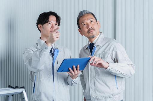 タブレットを使って現地調査をする作業員 男性,エンジニア,技術者の写真素材