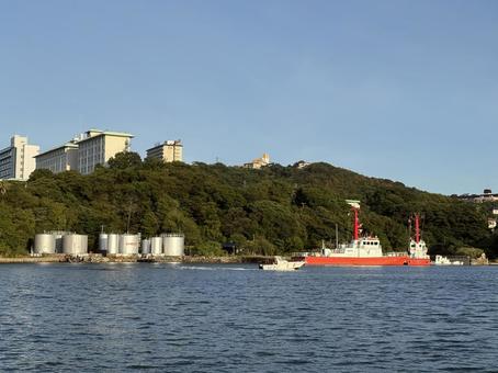 港に停泊する船と緑の丘 港に停泊する船と緑の丘 港,船,海の写真素材