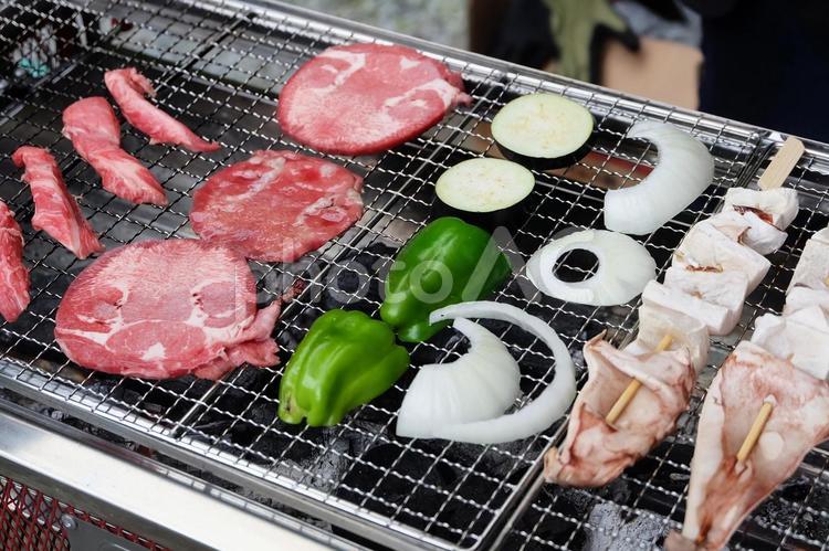 BBQ(牛タンと野菜)_16 bbq,バーベキュー,炭火焼きの写真素材