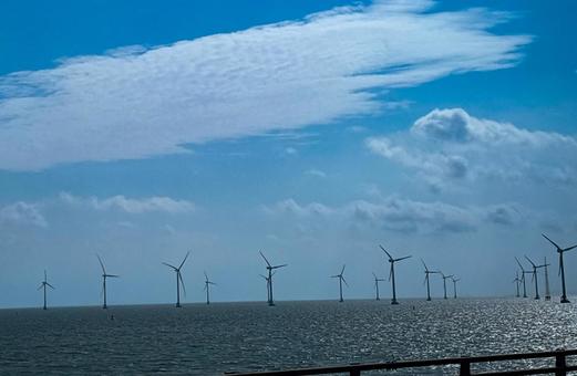 青空と海に並ぶ風力発電の風車がつくる景色 風力発電,風車,海の写真素材