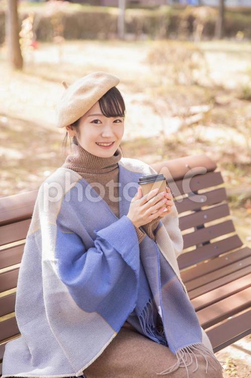 秋の公園でコーヒーを飲む女性 秋,コーヒー,ホットコーヒーの写真素材
