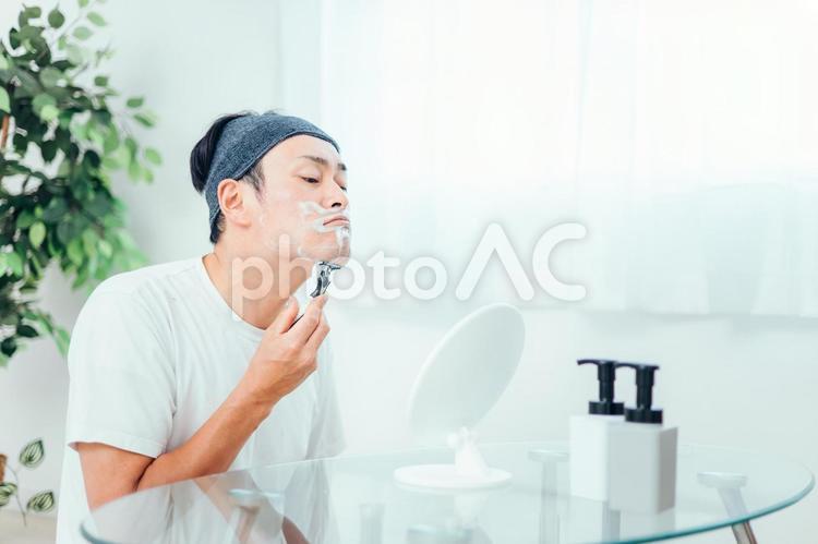 髭剃りする男性 髭剃り,シェービング,ひげの写真素材