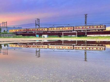 雨上がり 雨上がり リフレクション,雨上がり,電車の写真素材