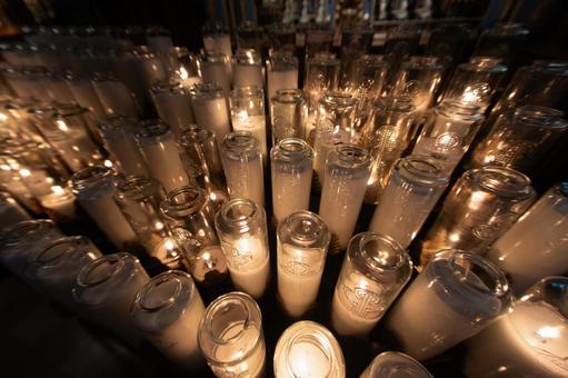 聖堂の燭台とロウソク ロウソク,燭台,照明の写真素材