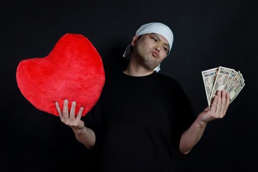 お金とハートを持つ男性 男性,お金,ハートの写真素材