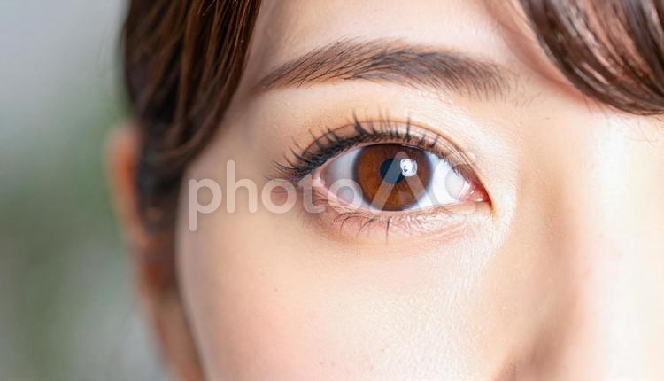 日本人女性の右の瞳のアップ	 女性,目,まつげの写真素材