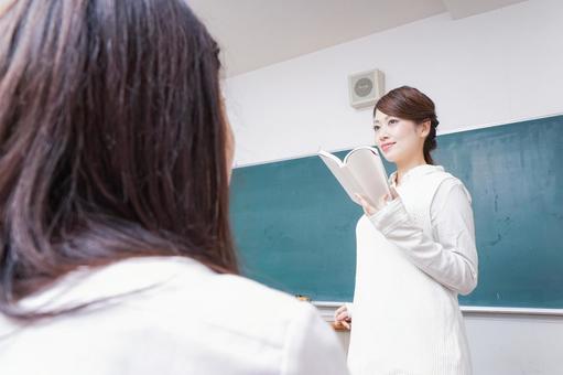 本を持って授業をする女性教師 女性教師,受験勉強,日本人の写真素材