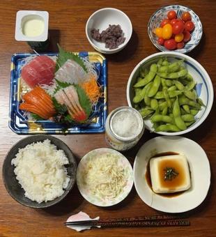 あきたこまちご飯にお刺身などの夕食の食卓 あきたこまちご飯にお刺身などの夕食の食卓 夕食,ご飯,七分突きの写真素材
