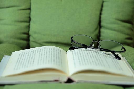 見開きの本 見開きの本 本,読書,眼鏡の写真素材