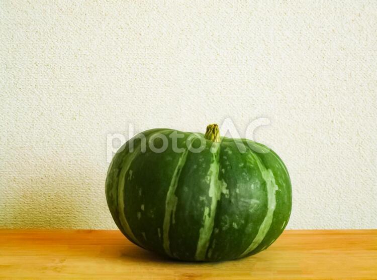 緑のかぼちゃ(中央) パンプキン,カボチャ,ハロウィンの写真素材