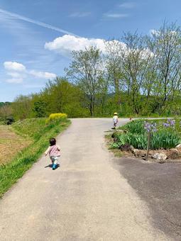 姉を追いかける弟 姉を追いかける弟 子供,きょうだい,仲良しの写真素材