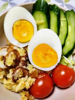 チクワポテトと玉子のサラダ（接写） サラダ,きゅうり,ミニトマトの写真素材