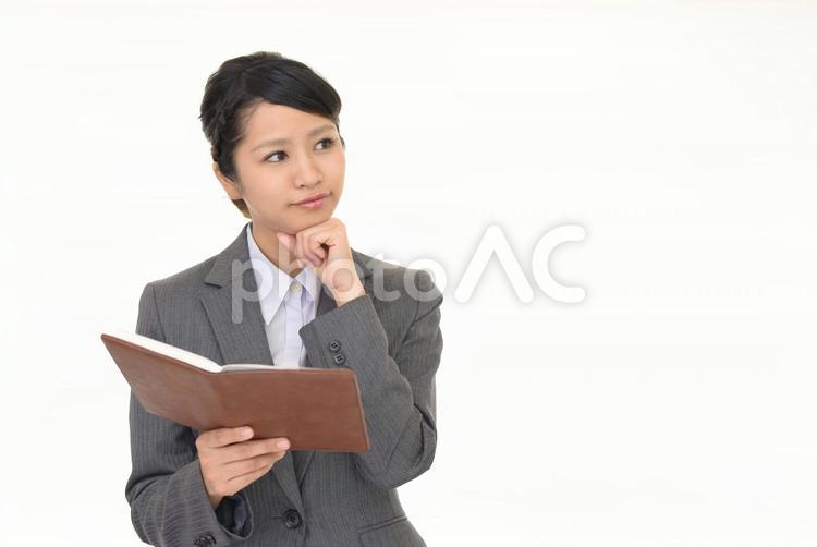 スケジュールを確認するビジネスウーマン 女性,ビジネスウーマン,女の写真素材