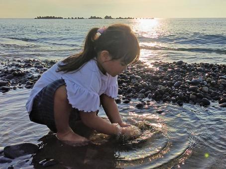 海辺で遊ぶ女の子8 海辺で遊ぶ女の子8 水遊び,砂遊び,海水浴の写真素材