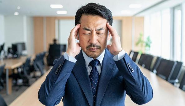 ビジネスイメージ 頭を抱えるビジネスマン ビジネスイメージ 頭を抱えるビジネスマンの写真