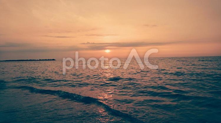 日本海の夕日 たそがれ,何人もありません,光の写真素材