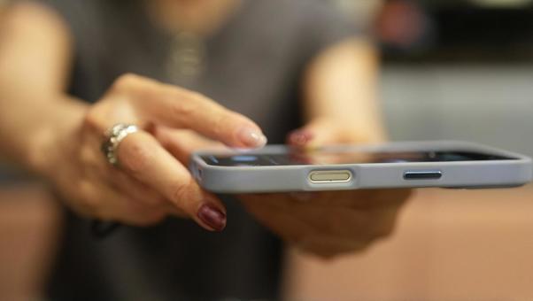 スマホを使う女性 スマホを使う女性の写真