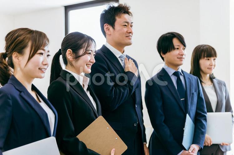 会社で働くビジネスマン・ビジネスウーマン 会社で働くビジネスマン・ビジネスウーマン ビジネス,ビジネスマン,企業の写真素材