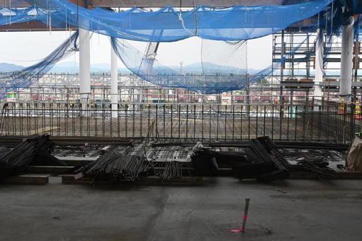 工事現場 工事現場 クレーン,足場,水平ネットの写真素材