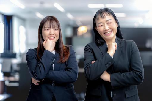 考えるビジネスウーマン 考えるビジネスウーマン ビジネス,女性,スーツの写真素材