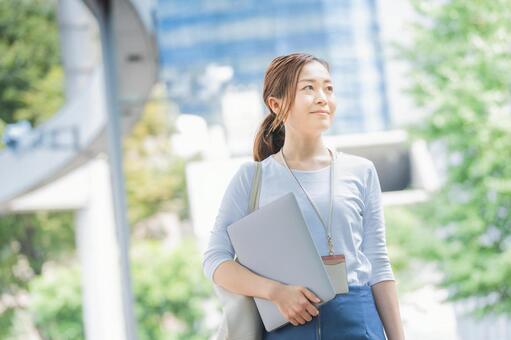 Career woman in business district, negocios, una mujer de negocios, mujer, JPG