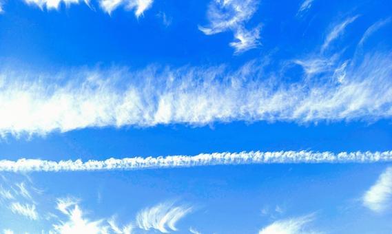 ほぐれてゆく飛行機雲 秋空,飛行機雲,青空の写真素材