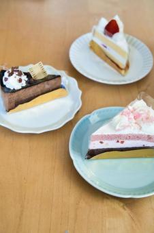 おやつに3つのケーキを選ぶ贅沢・しあわせ おやつに3つのケーキを選ぶ贅沢・しあわせ ケーキ,洋菓子,いちごの写真素材