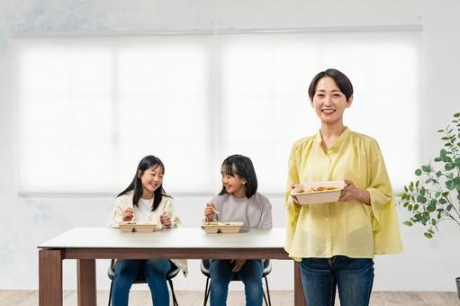 お弁当を差し出す女性 お弁当を差し出す女性 家族,食事,子どもの写真素材