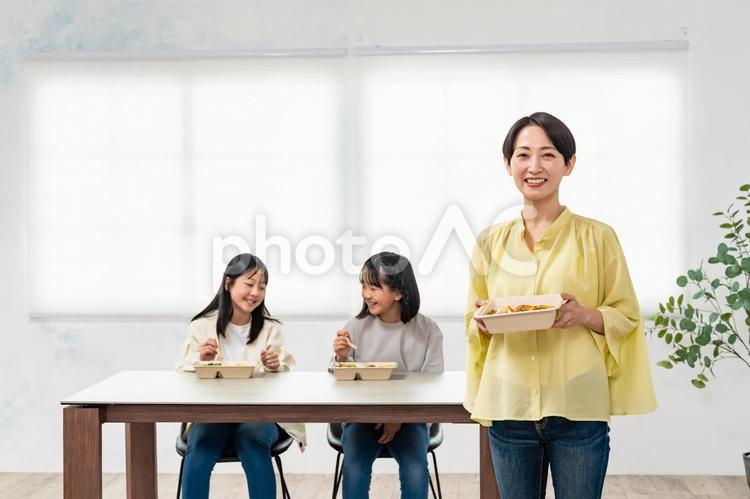 お弁当を差し出す女性 家族,食事,子どもの写真素材