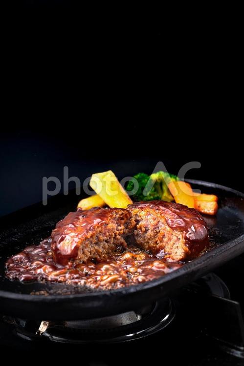 鉄板で焼かれたデミハンバーグ6 ハンバーグ,ひき肉,牛ひき肉の写真素材