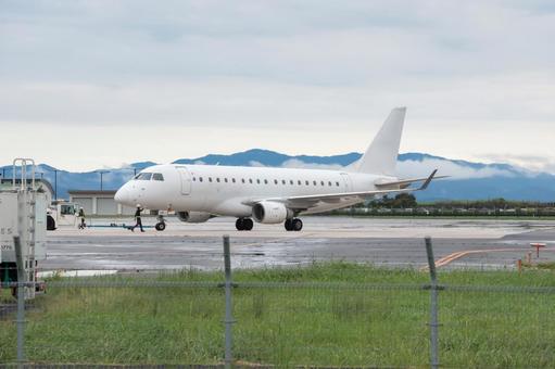 曇り空の下、静まる出雲空港 飛行機,航空機,旅客機の写真素材