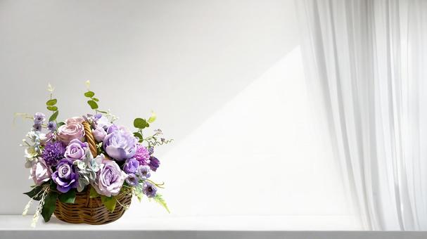 光が差し込む窓際に置かれた花飾り 光が差し込む窓際に置かれた花飾りの写真