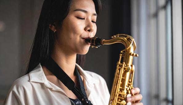 バリトンサックスを演奏する女性の写真