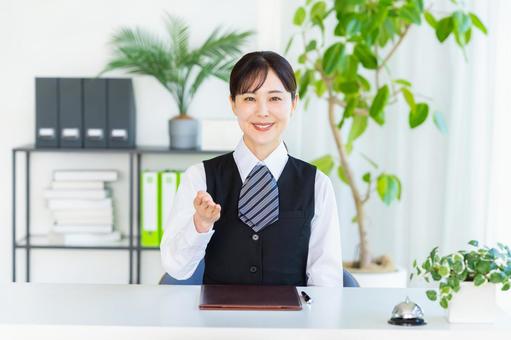 受付のビジネスウーマン 受付,女性,笑顔の写真素材