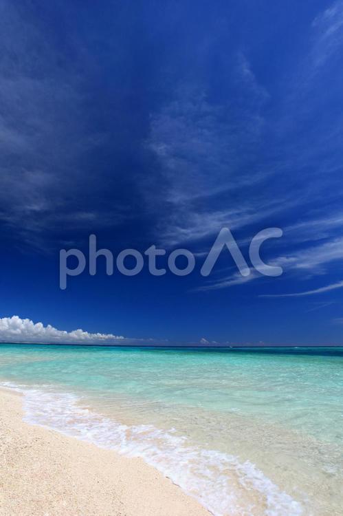 沖縄の美しい海とさわやかな空 沖縄,海,ビーチの写真素材