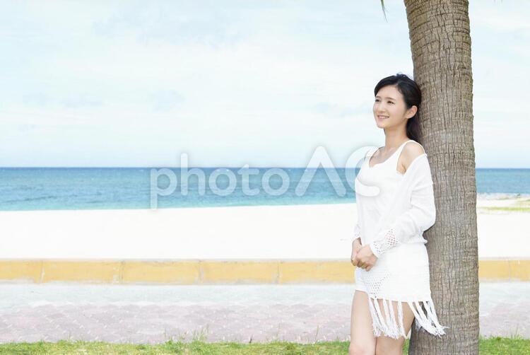 南国沖縄の美しいビーチで寛ぐ女性 No 写真素材なら 写真ac 無料 フリー ダウンロードok