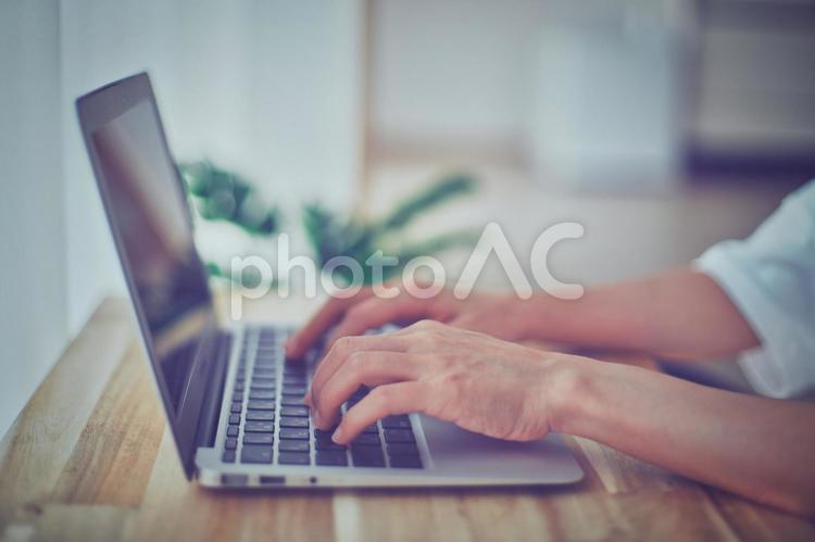 ノートパソコンで仕事をする女性の手元 ノートパソコン,人物,女性の写真素材