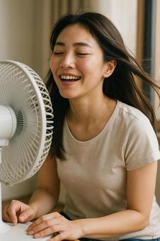 扇風機と女性 扇風機と女性の写真